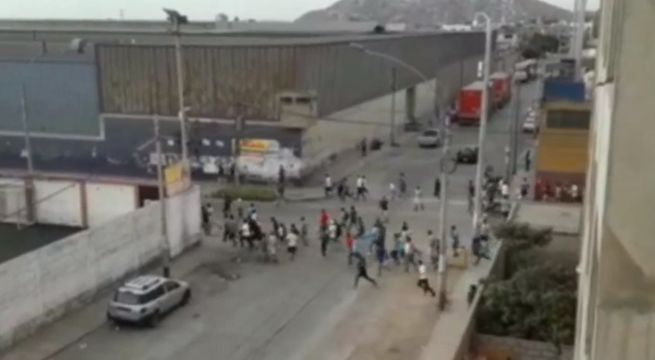 Barristas de Universitario y Sporting Cristal se enfrentan con bombas molotov en el Cercado de Lima