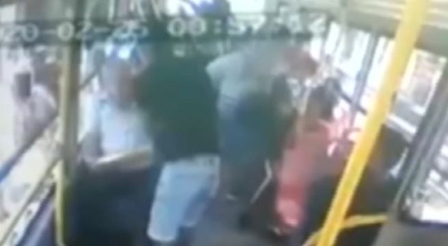 Delincuentes armados asaltaron microbús lleno de pasajeros en San Martín de Porres [VIDEO]