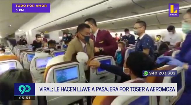 Le hacen una llave a pasajera por toser a una aeromoza [VIDEO]