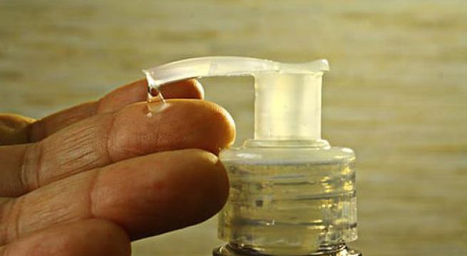 Hombre se vio forzado a regalar más de 17 mil botellas de gel desinfectante que pensaba vender