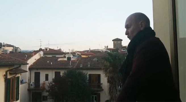 Hombre canta desde su balcón para alegrar a vecinos durante la cuarentena [VIDEO]