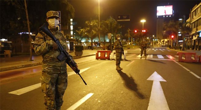 135 personas fueron detenidas durante la primera noche de toque de queda en el Perú [VIDEO]