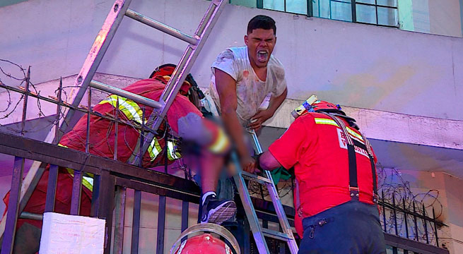 Sujeto quedó atrapado en la reja de vivienda y fue rescatado por los bomberos