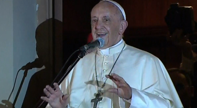 Papa Francisco bendijo a fieles en la Nunciatura y les pidió que vayan 