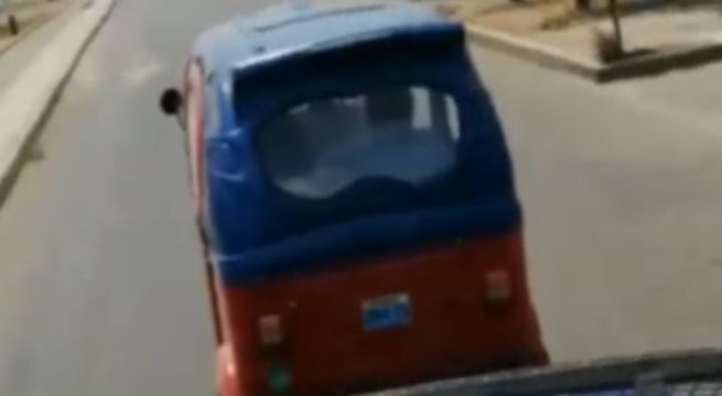 Mototaxi se vuelca cuando huía de camioneta del serenazgo de Los Olivos [VIDEO]