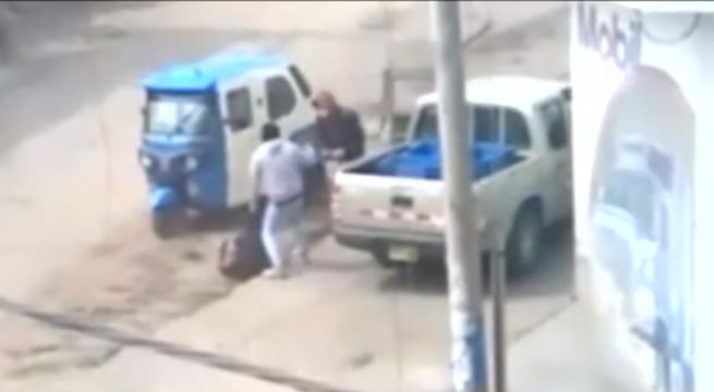 Delincuentes con mascarillas asaltan a balazos a repartidor de pollos [VIDEO]