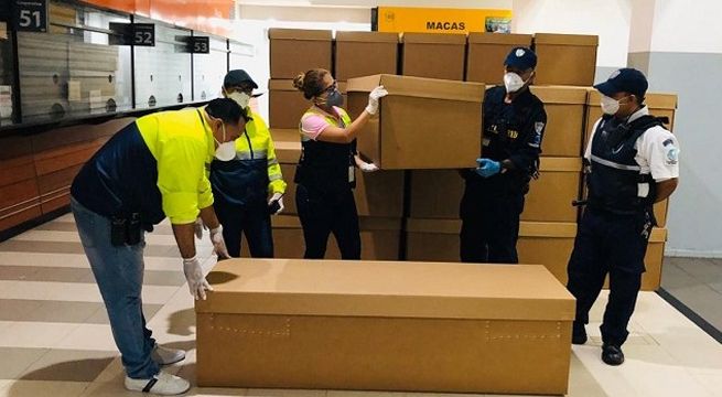 Reparten ataúdes de cartón en Ecuador ante la escasez de los de madera por el coronavirus