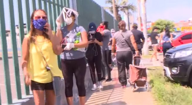 Forman larguísimas colas para comprar en supermercados de San Miguel [VIDEO]