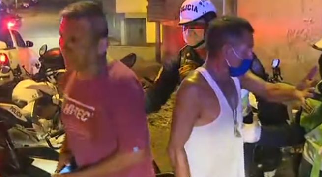 Hombres son intervenidos bebiendo licor en la calle durante toque de queda [VIDEO]