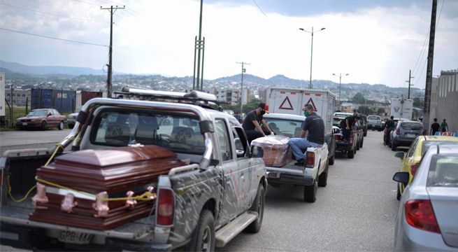 Inician los entierros de cientos de víctimas del coronavirus en Ecuador