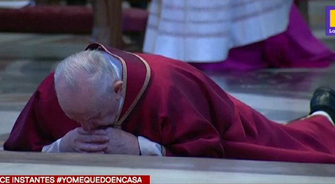 Papa Francisco reza postrado en el suelo por pandemia del coronavirus [Video]
