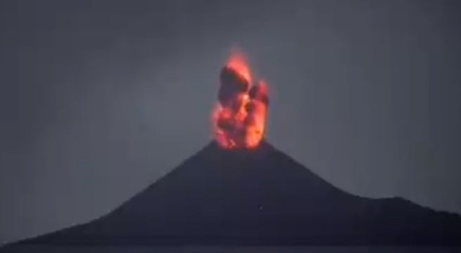 Volcán Krakatoa hizo erupción en Indonesia [Video]