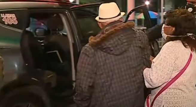 Auxilian a anciano de 92 años que caminaba hacia el hospital en pleno toque de queda [VIDEO]