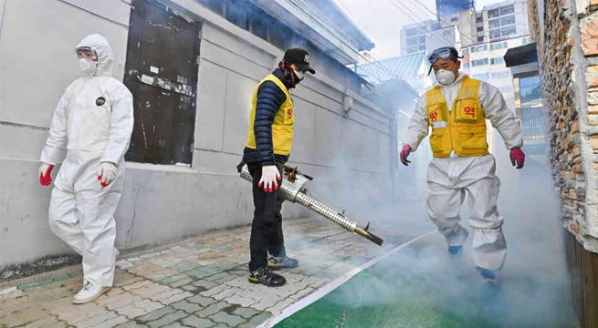 Estudio de la Universidad de Harvard dice que el distanciamiento social podría mantenerse hasta 2022