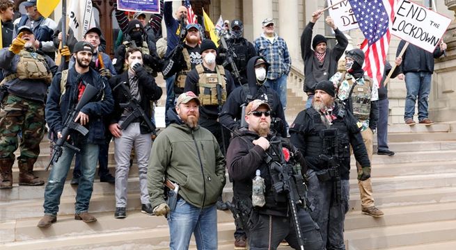 Manifestantes armados rompen la cuarentena para protestar contra una gobernadora en Estados Unidos