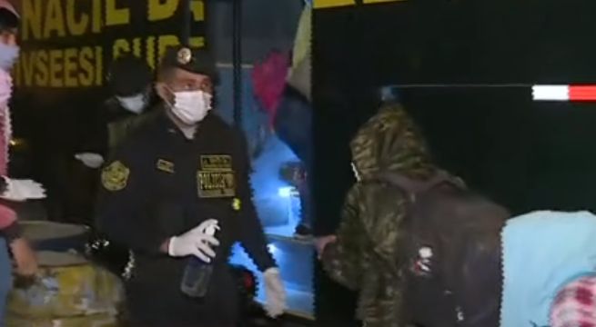 Personas que pretendían ir caminando a Piura viajarán en buses este miércoles [VIDEO]