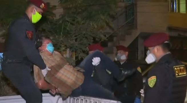 Policías intervienen a sujeto en estado de ebriedad durante el toque de queda [VIDEO]