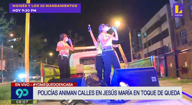 Policías animan las calles en Jesús María durante toque de queda