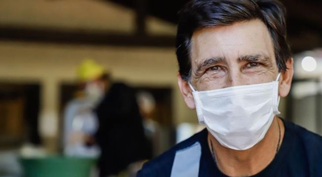 Exentrenador de Alianza Lima repartió platos de comida para los más afectados por el covid-19