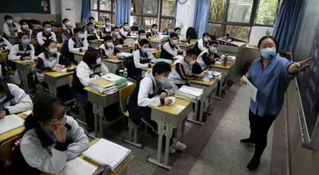 Estudiantes regresan a las escuelas en Wuhan, ciudad epicentro del nuevo coronavirus