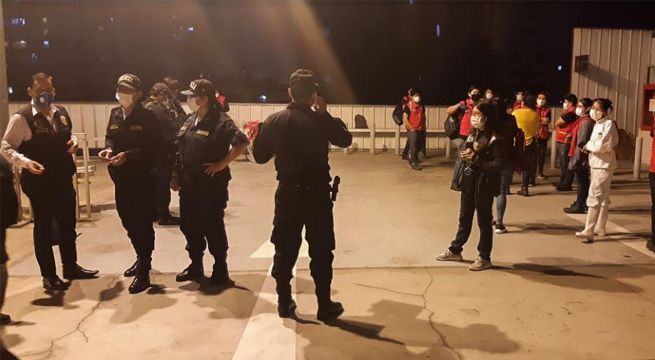 Intervienen a personas que jugaban fulbito en la azotea de un supermercado de Pueblo Libre [VIDEO]