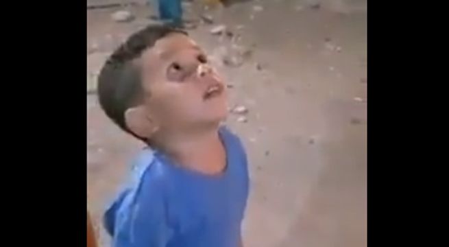Niño mira con emoción al cielo y asegura que su mamá fallecida es la estrella más brillante