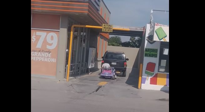 Le negaron el servicio en pizzería por no tener auto, pero regresó en uno de juguete y se viraliza 