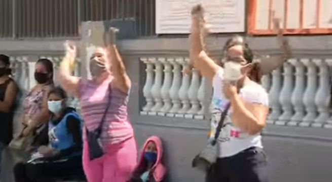 Venezolanos llegaron a exteriores de embajada para exigir retornar a su país