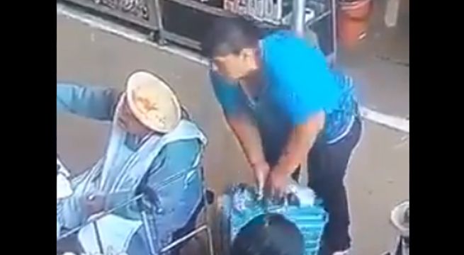 Mujer se aprovecha de una anciana para robarle sus cosas