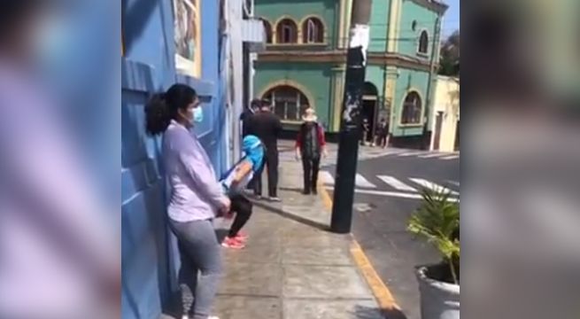 Mujer aprovecha cola en panadería para hacer ejercicios