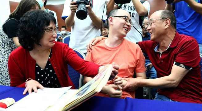 Fue secuestrado en China cuando era un bebé y, 32 años después, se reencontró con sus padres