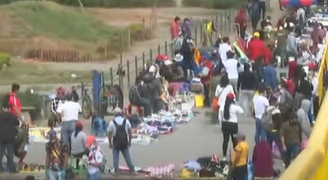 Ambulantes invaden exteriores de centro comercial en San Martín de Porres