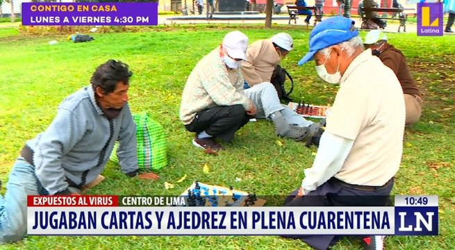 Un grupo de personas jugaba cartas y ajedrez en plena cuarentena