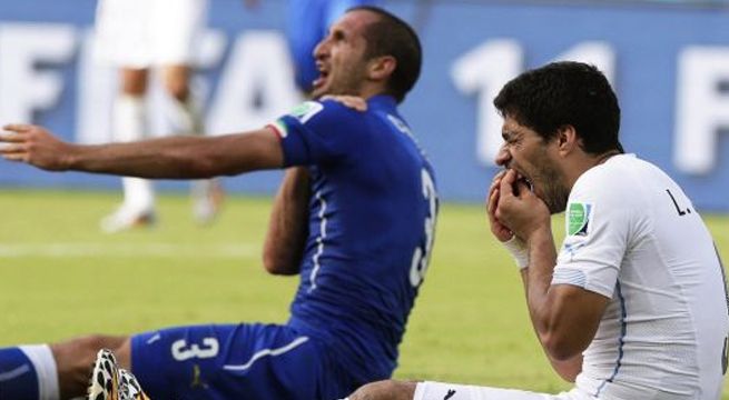 Giorgio Chiellini demuestra su admiración a Luis Suárez por morderlo en el Mundial
