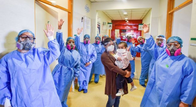 Niña de 2 años es dada de alta tras superar quemaduras y coronavirus