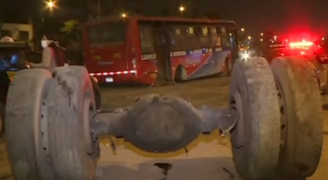 Bus con pasajeros se despista y termina sin llantas en Comas