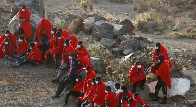 Cientos de inmigrantes llegan a las Islas Canarias en medio de la pandemia del coronavirus