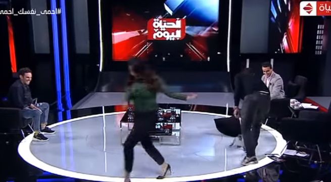 Presentadora de televisión fue atacada por mono en plena entrevista en vivo