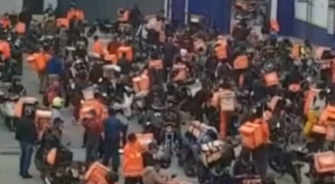 Motociclistas de delivery no respetaron distancia social en local de Surco [VIDEO]