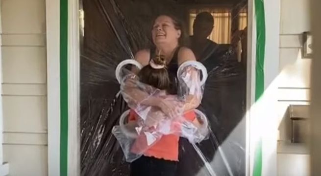 Niña crea una cortina con brazos para poder abrazar a sus abuelos [VIDEO]