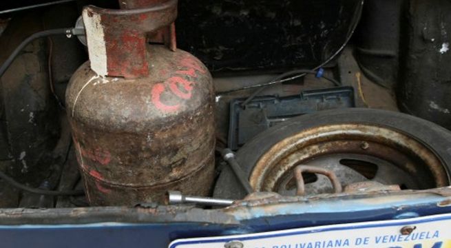 Venezolanos reforman autos para que funcionen con gas para cocinar