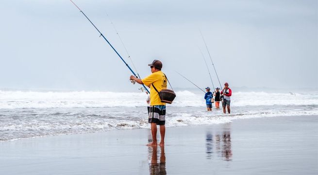Policía descubre a un pescador ignorando la cuarentena, pero al acercarse descubre que es un muñeco