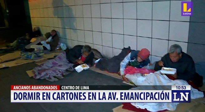 Ancianos abandonados duermen en cartones en el Centro de Lima