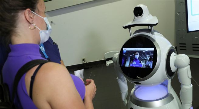 Utilizan robots en los hospitales para ayudar en la atención del coronavirus