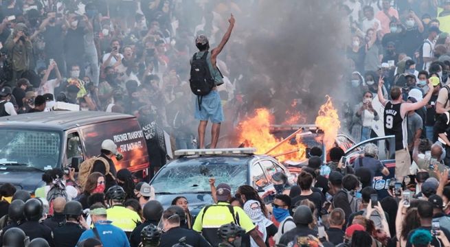 Acusan de asesinato a policía en caso que desató jornadas de violencia en Mineápolis