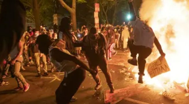 Cinco policías resultan heridos en protestas en Estados Unidos