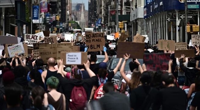 Dos policías heridos y otro apuñalado en Nueva York durante los saqueos