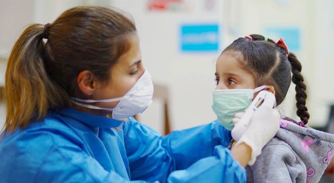 Nuevo estudio señala que los niños se contagian de coronavirus al igual que los adultos