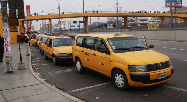 Taxistas llevarán solo dos pasajeros y deberán utilizar micas de separación