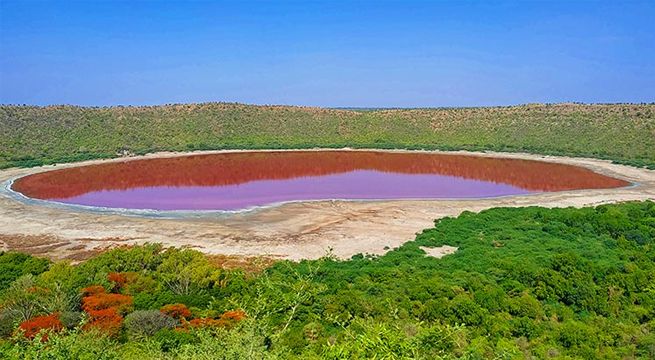 Un lago de la India se tiñe de rosado y los científicos no se explican por qué